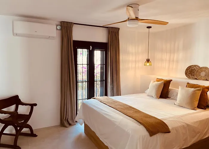 Casa Gina Old Town Center 4 Bedrooms Hébergement de vacances Marbellac